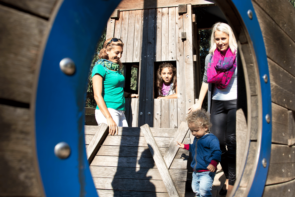 Mütter spielen mit ihren Kindern auf dem Abenteuerspielplatz des Müritzeums.